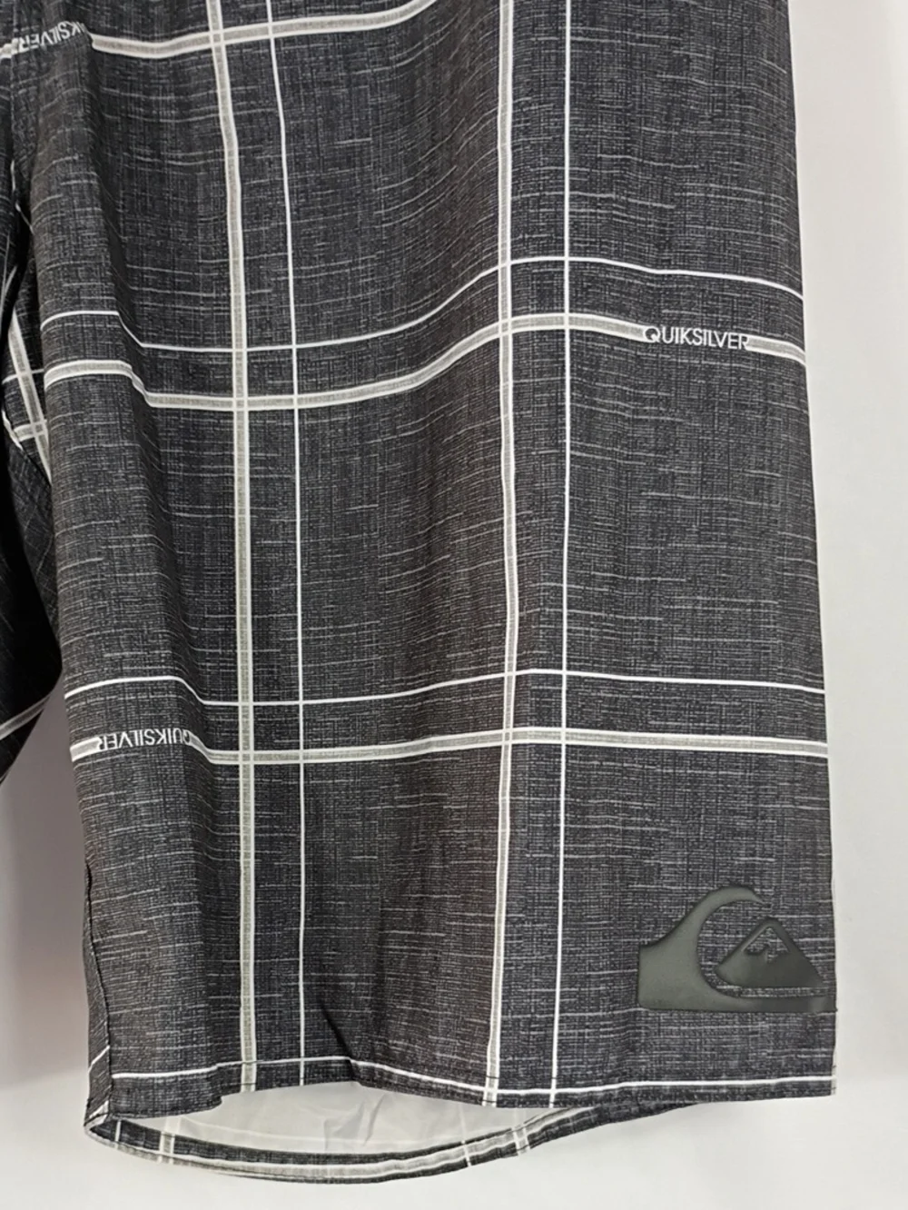 NWOT Quiksilver Men’s Black Plaid Boardshorts Size 34x21 Summer Swim